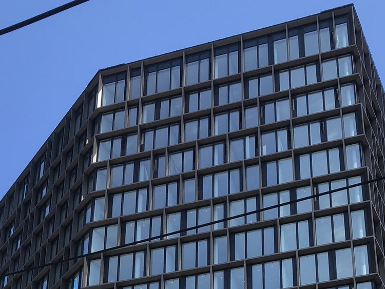Außenansicht der 7.300 m² Elementfassade des Projektes „Wohnen am Schweizergarten“ in Wien.