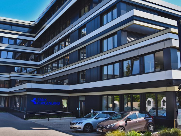 Gesamtansicht der neuen Fassade der Bank Burgenland in Eisenstadt.