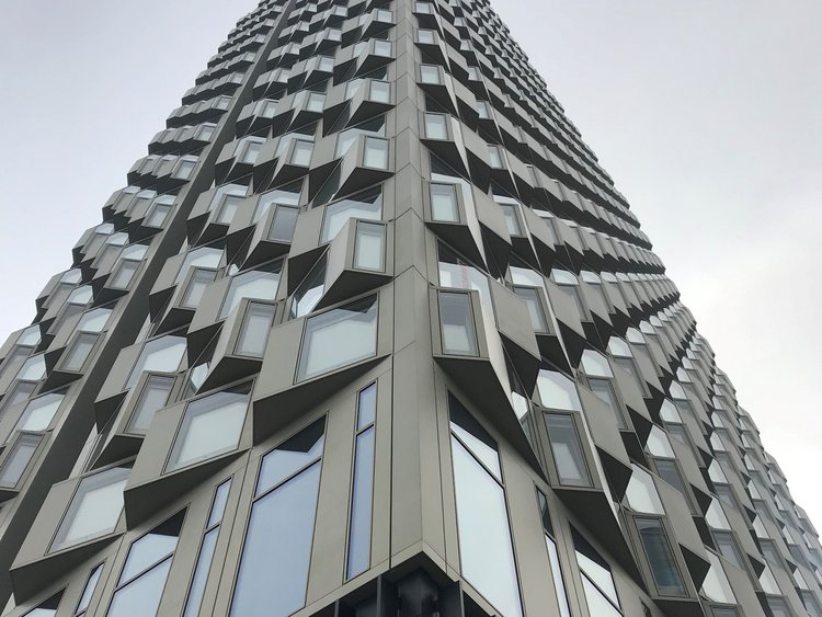 Foto: modernes Gebäude mit dreieckig auskragenden Fassadenteilen