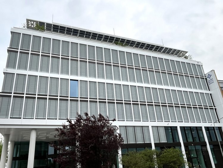 Modernes verglastes Bürogebäude