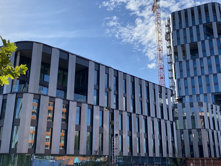 Außenansicht der Pfosten-Riegel-Fassade und Elementfassade des Projektes Optineo in München.
