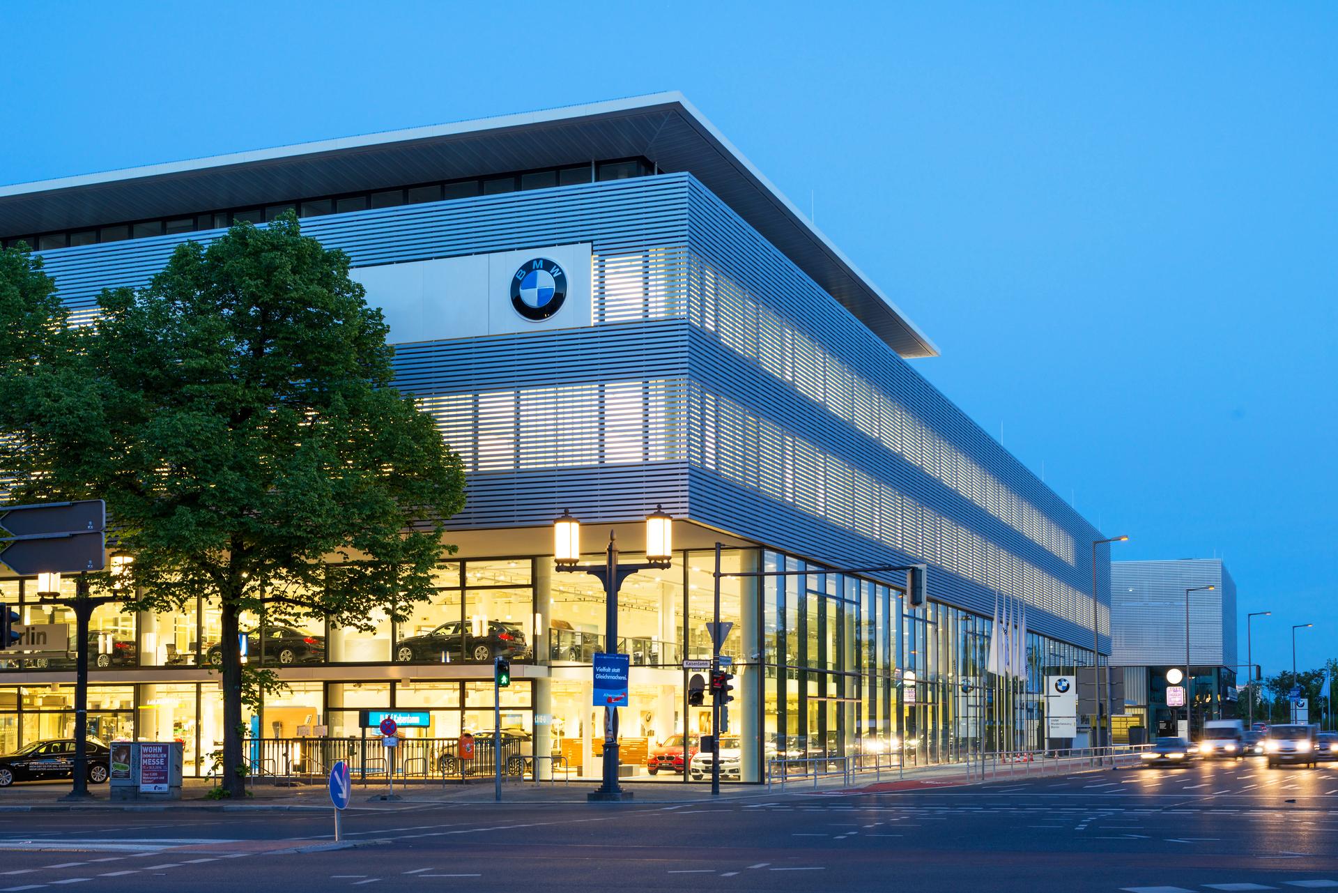 Foto: BMW-Niederlassung Berlin: Eckansicht des BMW-Ausstellungsgebäudes bei Dämmerung